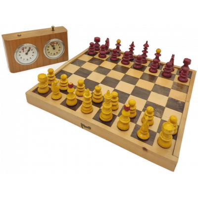 Schachspiel und Schachuhr aus Holz