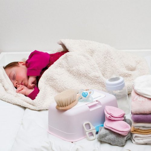 Baby schlafend mit einem Babypaket
