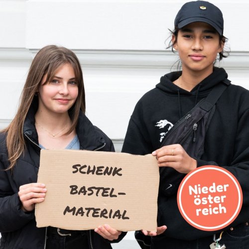 Schenk Menschen im Pflegeheim eine Bastelstunde 
