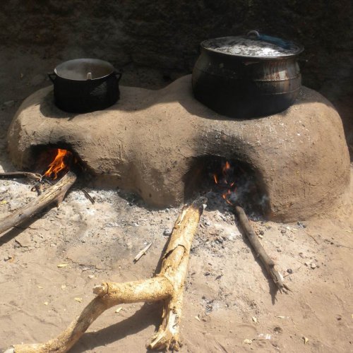 Caritas Schenken mit Sinn Energiesparofen. Nachhaltiger und Ressourcenschonender kochen mit einem Lehmofen. Mit dem nötigen Wissen, können die Menschen vor Ort sich die Öfen selbst reproduzieren und sind nicht auf Importe angewiesen.